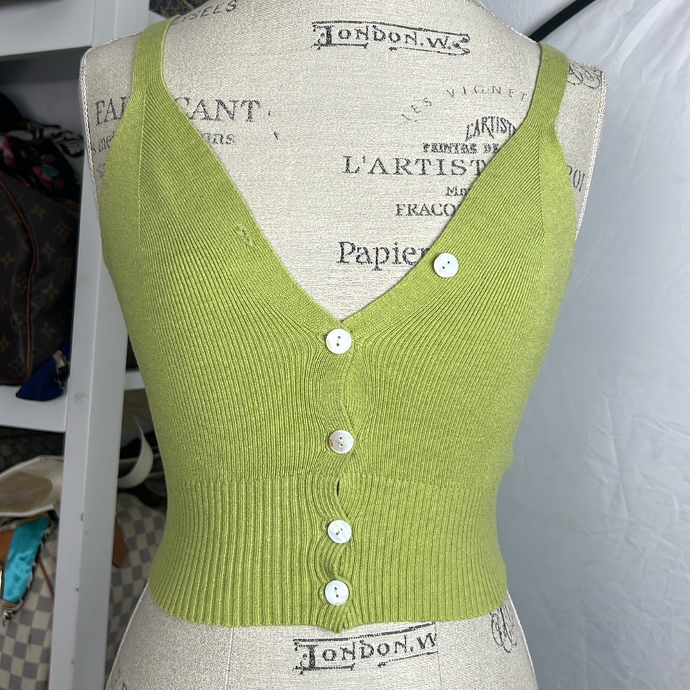✨4🛒 $20 ✨ light green Ribbed crop top Seamless Sz. S or XS knit sleeveless